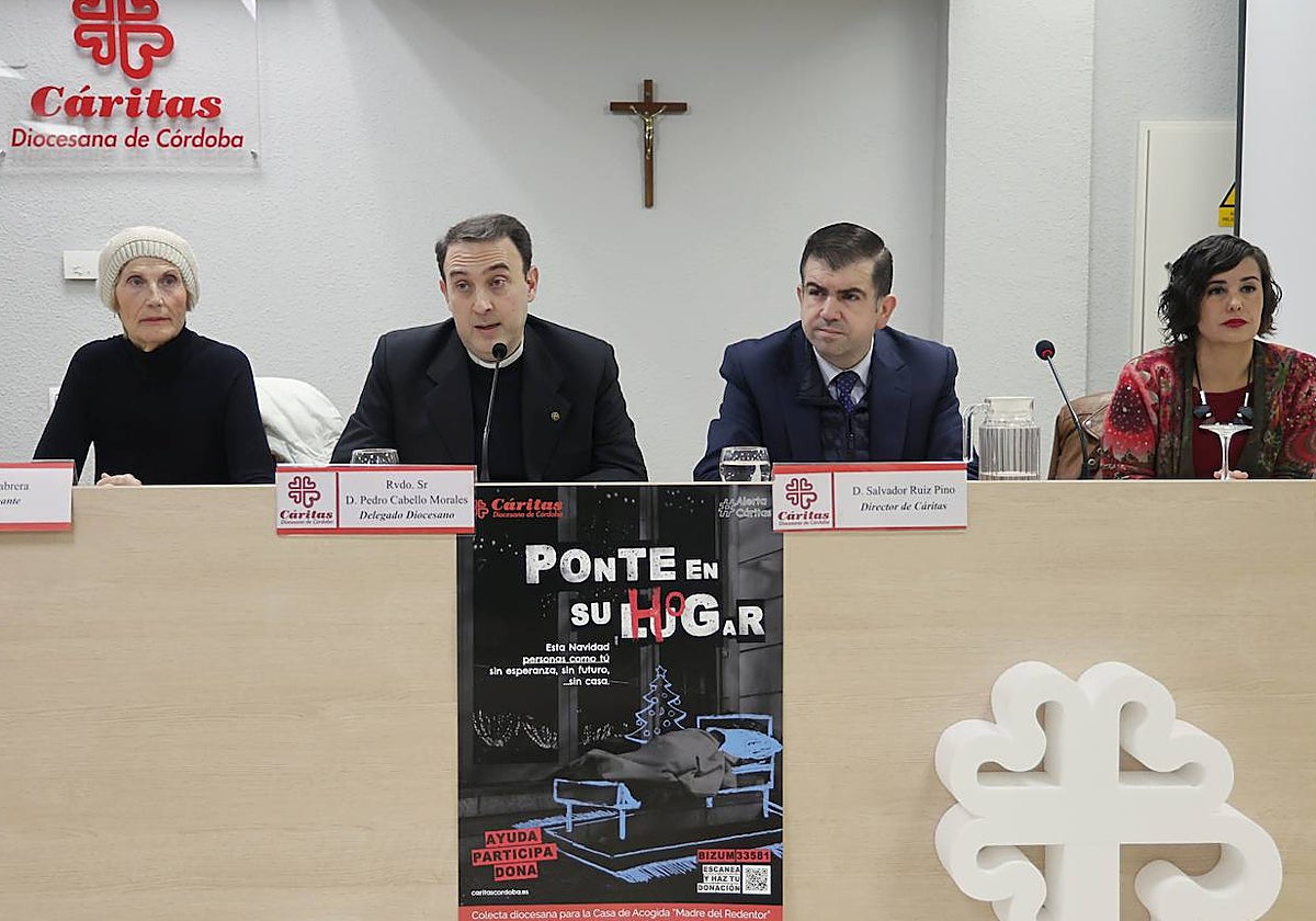 Responsables de Cáritas, con una mujer a la que se ayudó a dejar de estar sin hogar