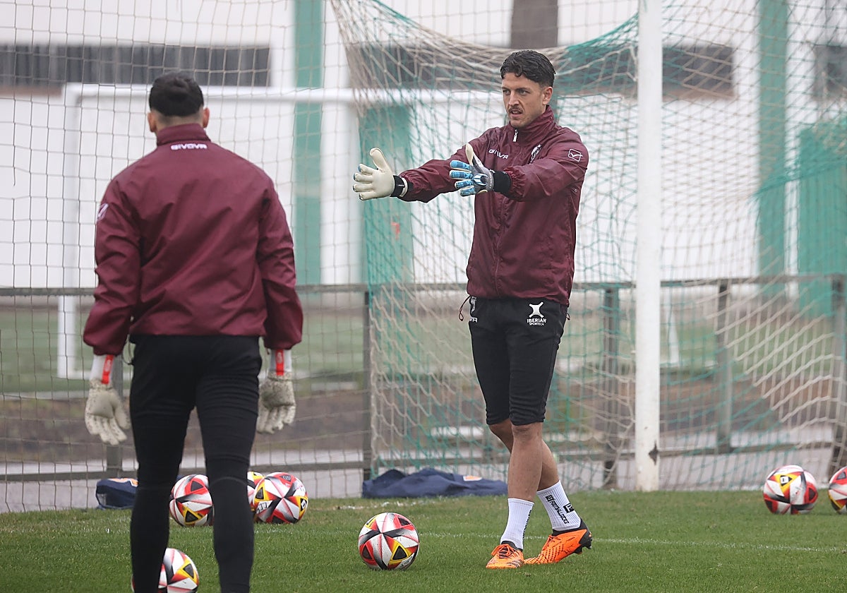 El portero del Córdoba CF Carlos Marín es uno de los jugadores que tiene oferta para renovar