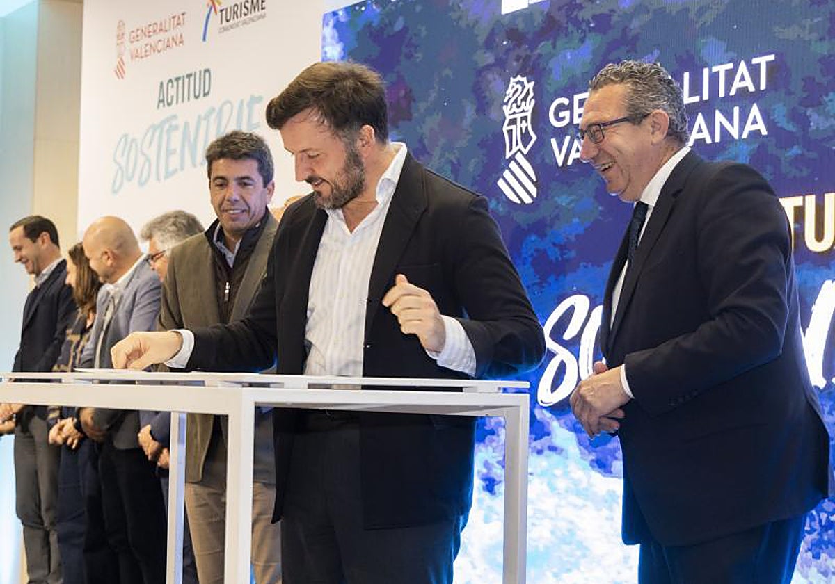 El alcalde de Elche, Pablo Ruz, flanqueado por los presidentes de la Generalitat Valenciana, Carlos Mazón, y la Diputación de Alicante, Toni Pérez.