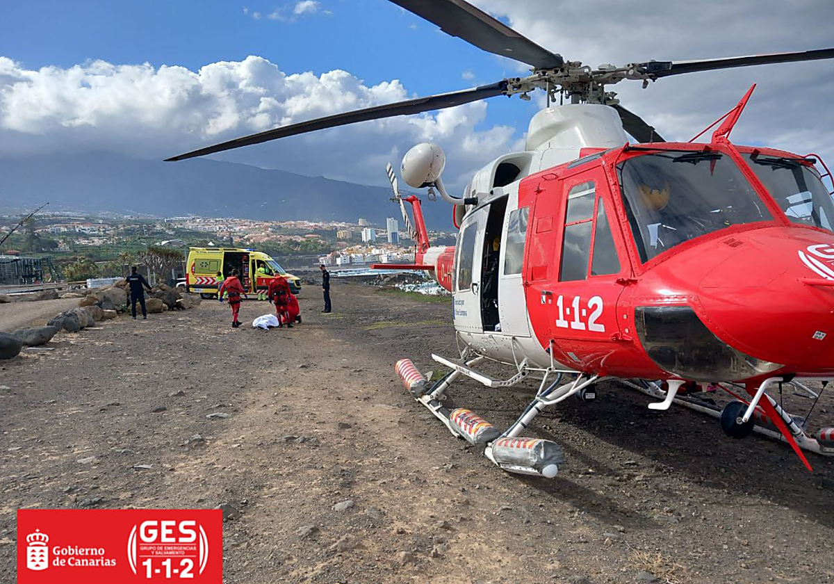 Helicóptero del GES y Salvamento en Playas recuperan un cuerpo del mar entre Los Realejos y Puerto de La Cruz