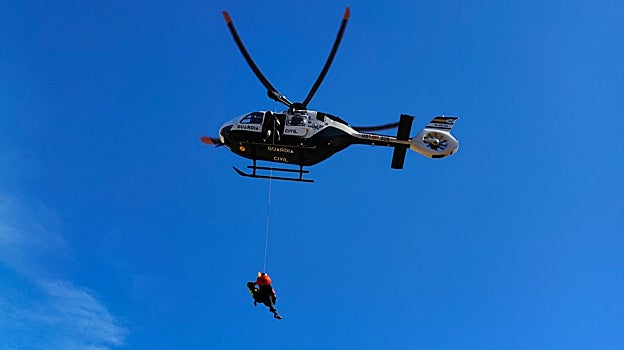 Uno de los helicópteros asciende a un accidentado