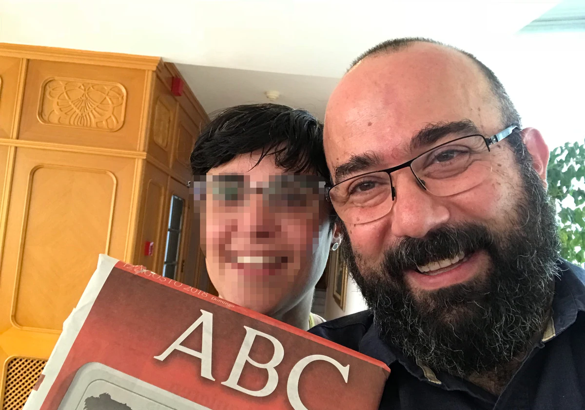 Imagen del sumario en la que Campmajó y la supuesta infiltrada posan con una portada de torrevieja news today