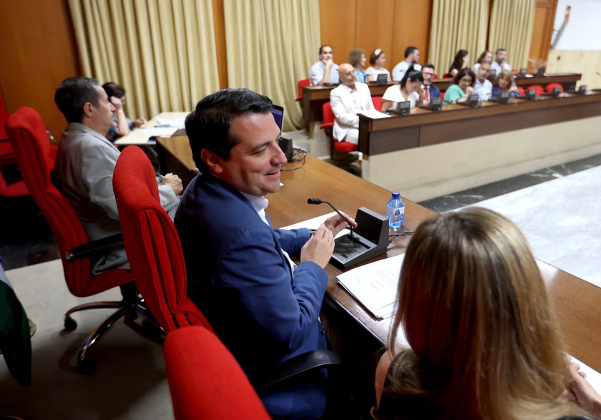 El alcalde, en el Pleno, con la oposición al fondo