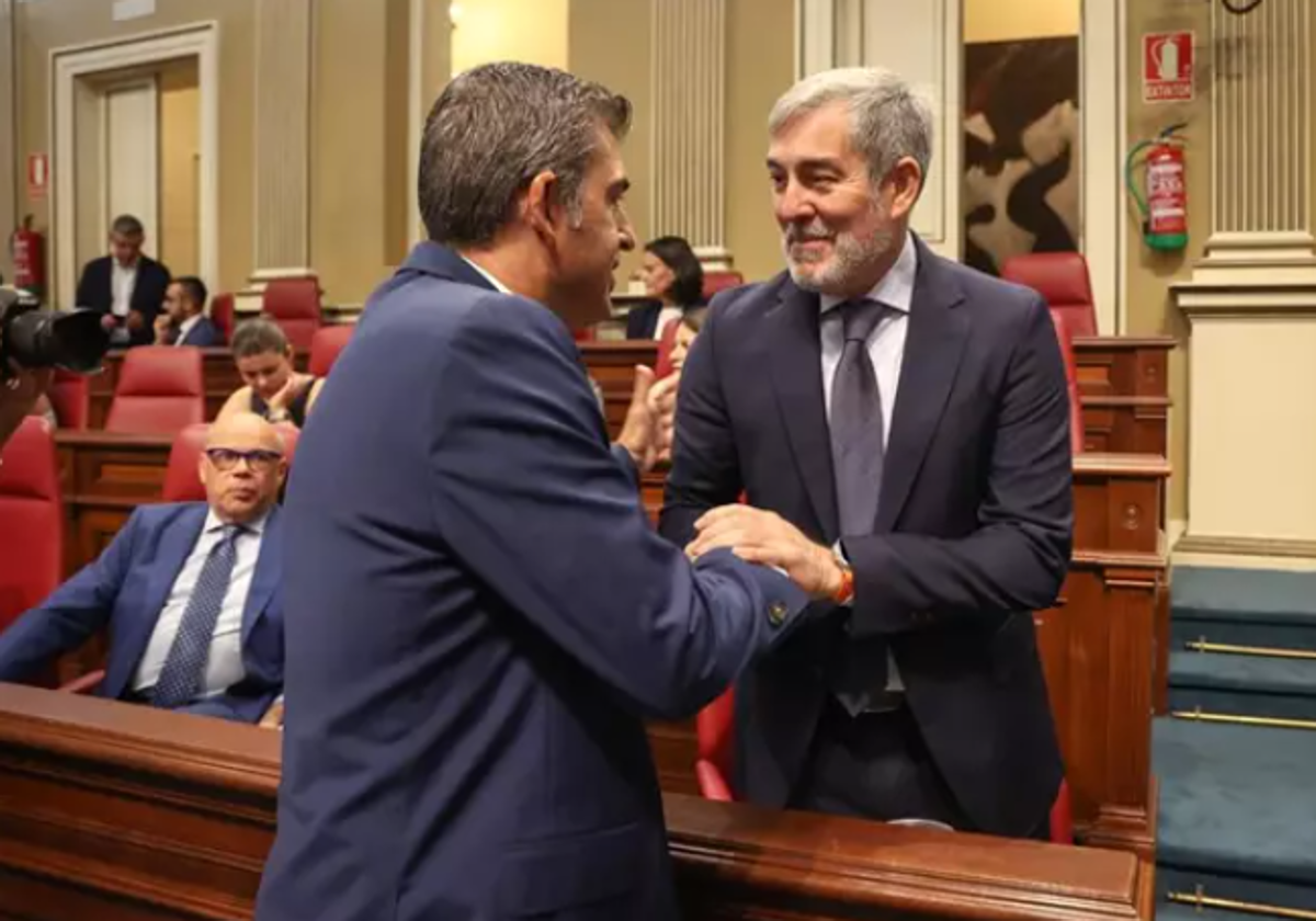 El vicepresidente de Canarias, Manuel Domínguez, y el presidente, Fernando Clavijo, en un Pleno del Parlamento