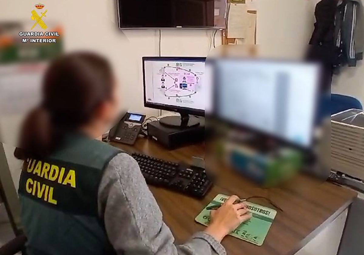 Imagen de archivo de una agente de la Guardia Civil