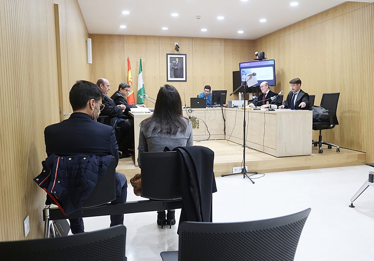 El ex presidente del Córdoba CF Jesús León junto a su esposa en el banquillo de los acusados en Penal 1E