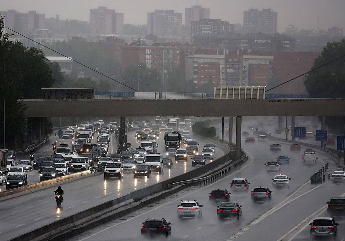 Tráfico en la M-30, un día de lluvia en Madrid