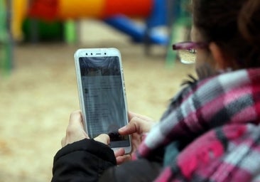 La Junta recuerda a la comunidad educativa que el uso de los móviles en los centros solo puede hacerse con «fines educativos»