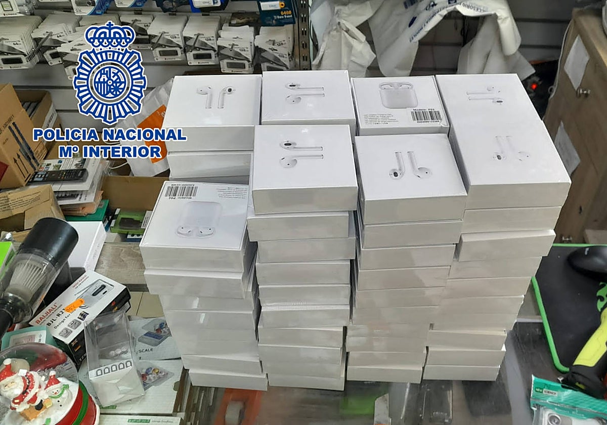 Imagen de los artículos tecnológicos falsificados, ya intervenidos por la Policía Nacional en Manises