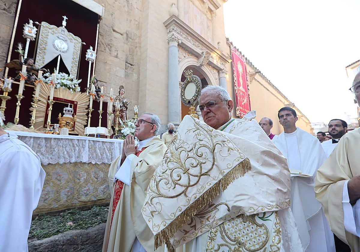 El obispo de Córdoba, Demetrio Ferández, porta el Santísimo en la procesión del Corpus Christi de 2022