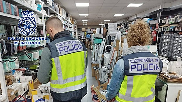 Imagen de dos de los agentes durante la investigación