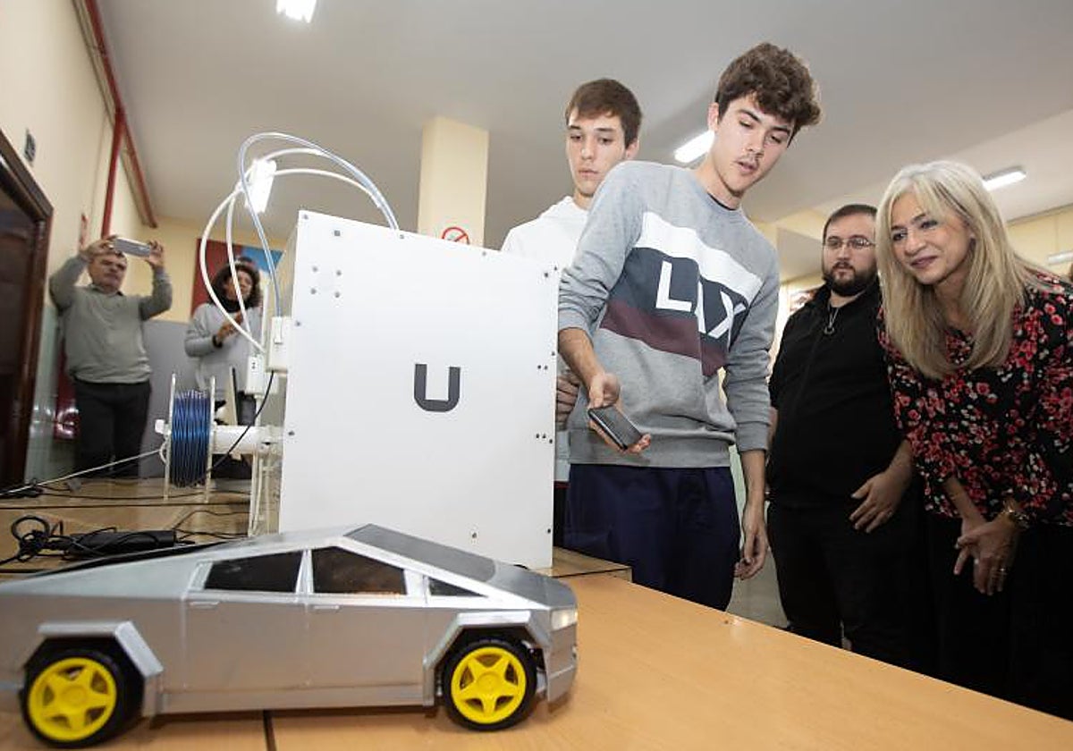 La consejera, Patricia del Pozo, con estudiantes de FP en Sevilla