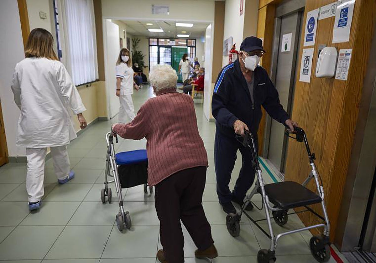 Personas mayores en una residencia madrileña