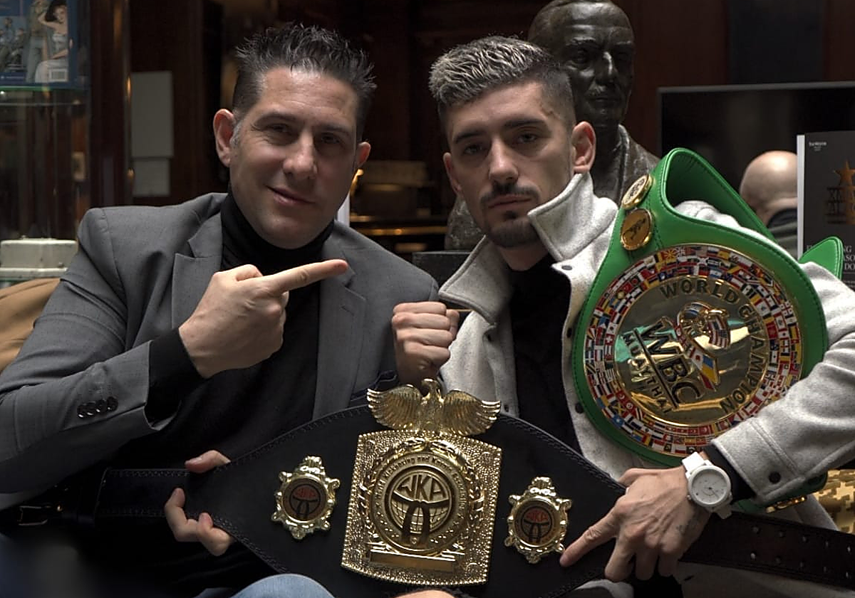 Antonio Ricobaldi y Antonio Orden posan con los cinturones WBC y WKA