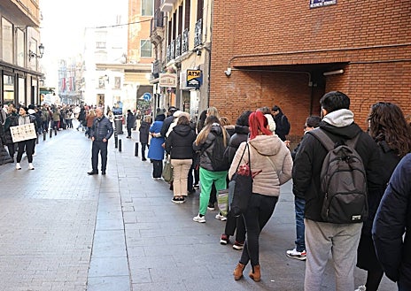 Imagen secundaria 1 - Vendedores ambulantes de lotería alrededor de las colas de las administraciones del centro de Madrid