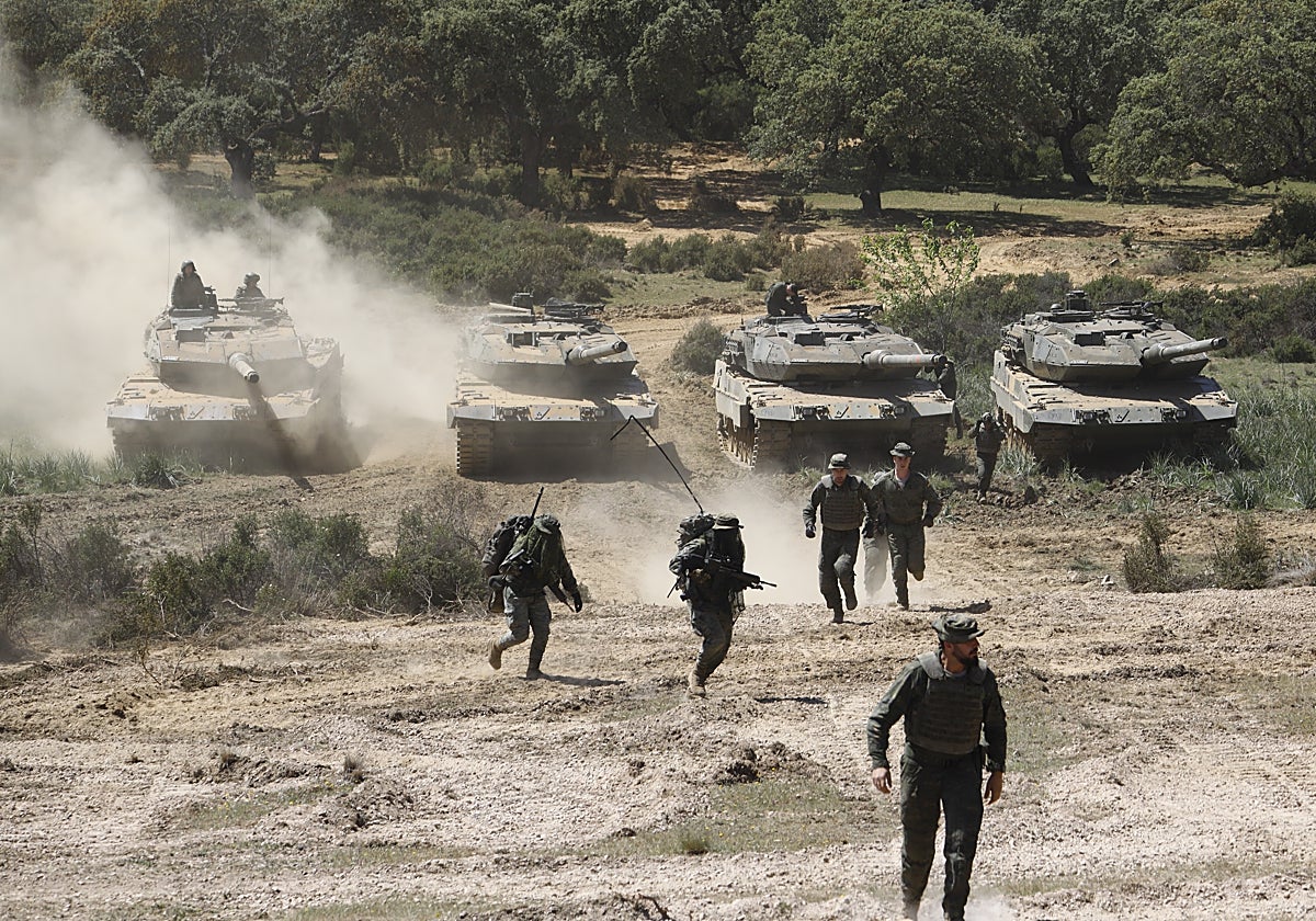 Militares de maniobras en el campo de Cerro Muriano (Córdoba)