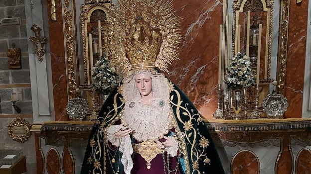 La Virgen luce la nueva presea en plata sobredorada
