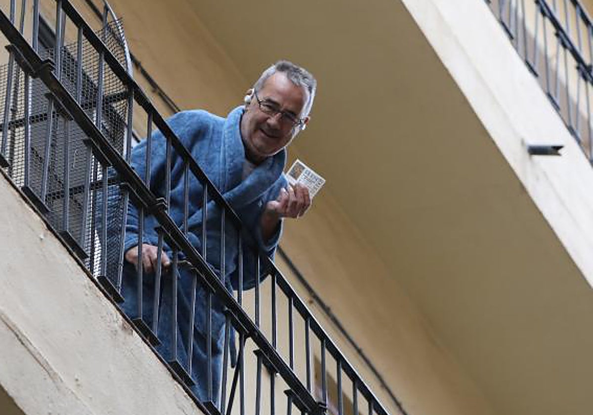 José Luis, con su décimo afortunado desde el balcón de su casa