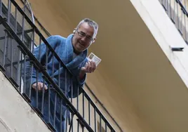 José Luis, el turolense que ha celebrado que le había tocado un quinto premio de la Lotería en batín desde el balcón de su casa