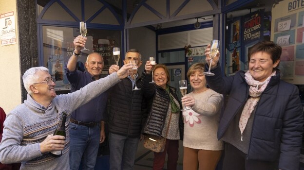 Imagen de un brindis con cava ante la administración de Biar que ha repartido el tercer premio de la lotería de Navidad