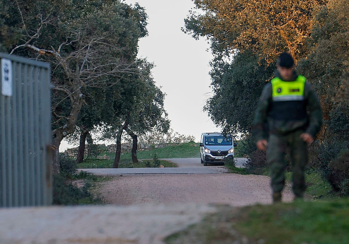 Un soldado custodia el acceso al campo de tiro y maniobras de Cerro Muriano este jueves