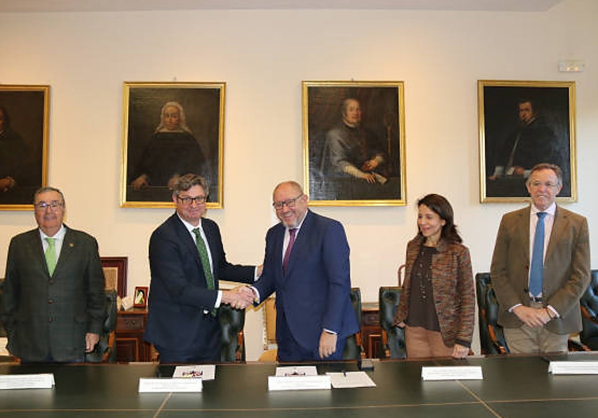 El alcalde de Puente Genil, Sergio Velasco, y el rector de la Universidad de Córdoba, Manuel Torralbo, se estrechan la mano durante la firma del acuerdo