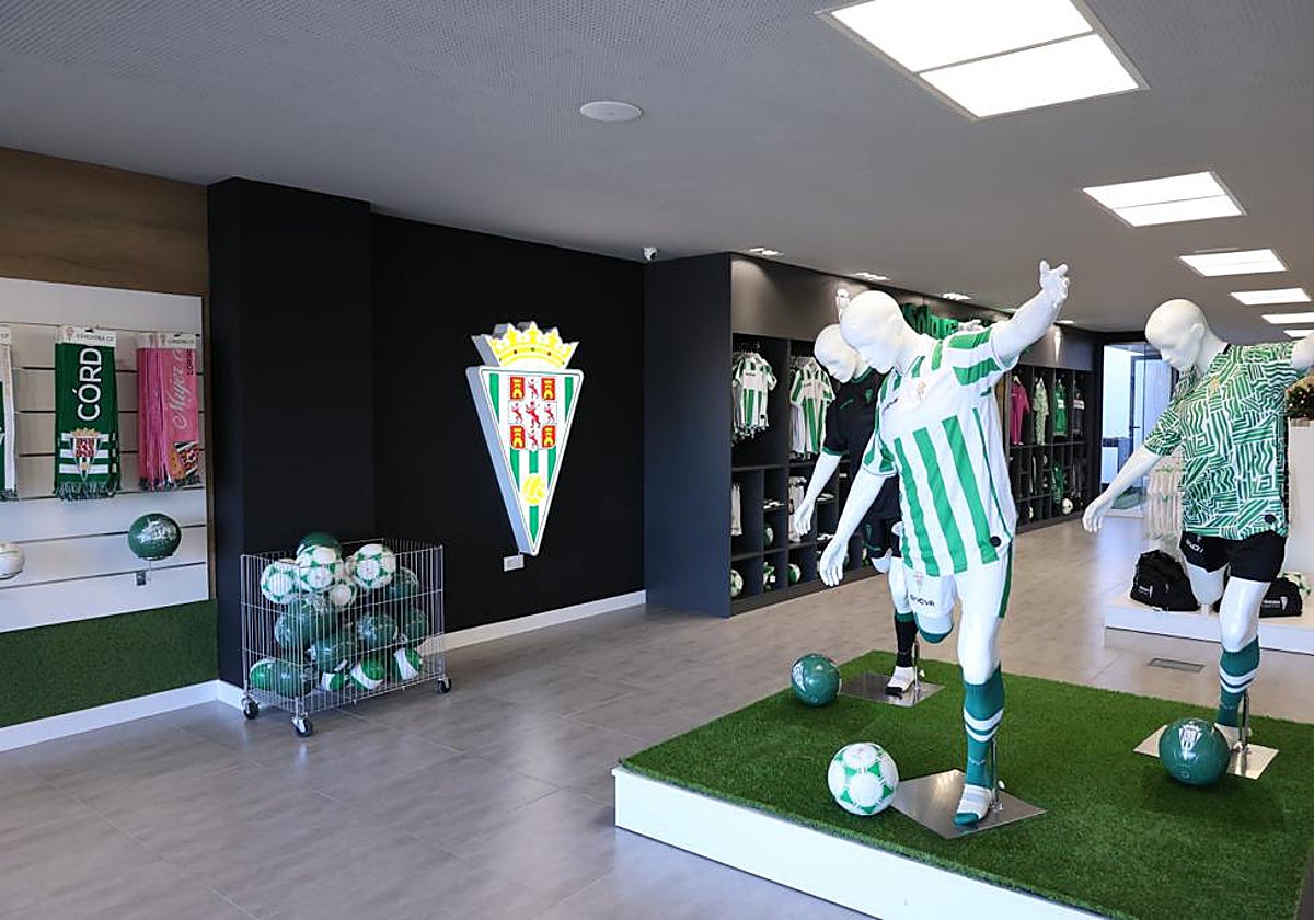 El Córdoba CF inaugura la nueva tienda oficial en el estadio El Arcángel