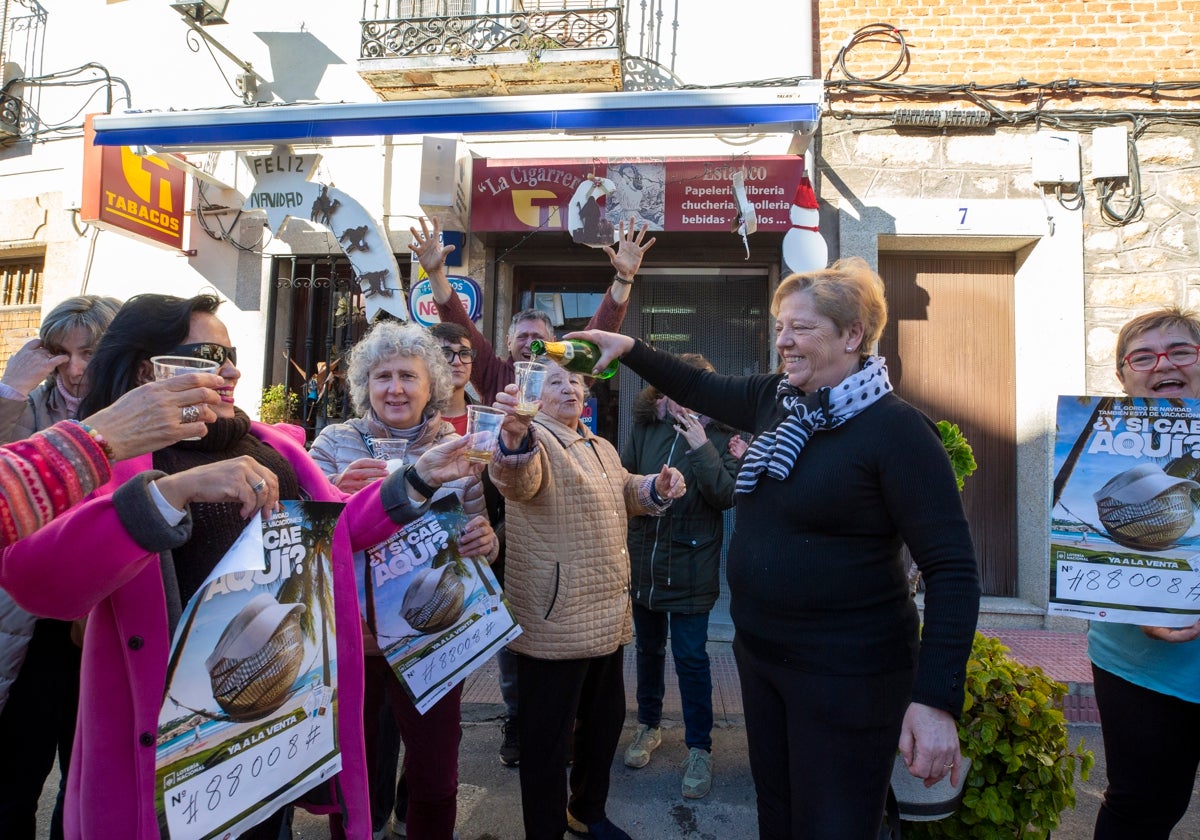 Celebración de la venta de cuatro décimos del Gordo de la Lotería de Navidad en Poyales del Hoyo (Ávila)