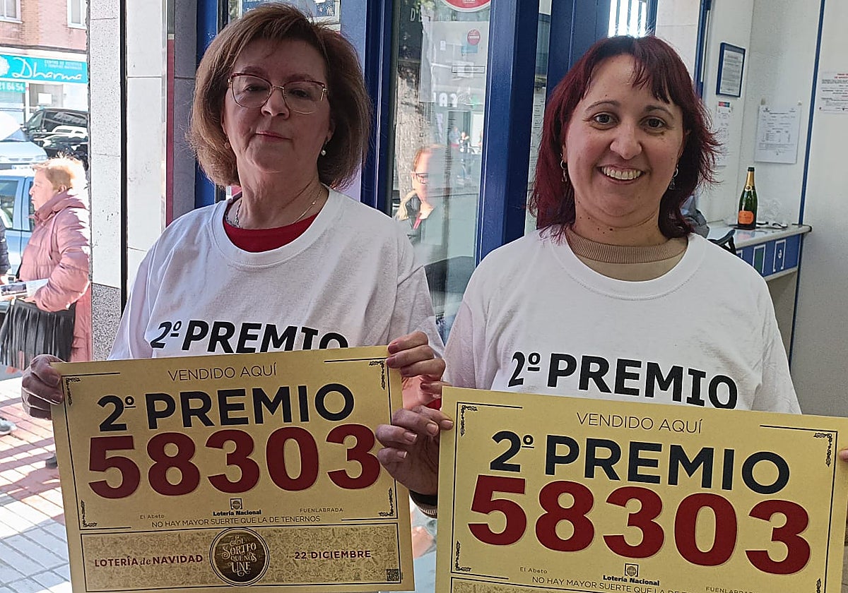 Las responsables del local de Fuenlabrada posan con el número premiado