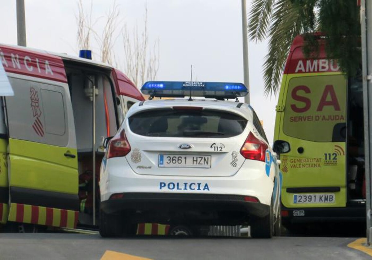 Imagen de archivo de varias ambulancias en un hospital de la Comunidad Valenciana