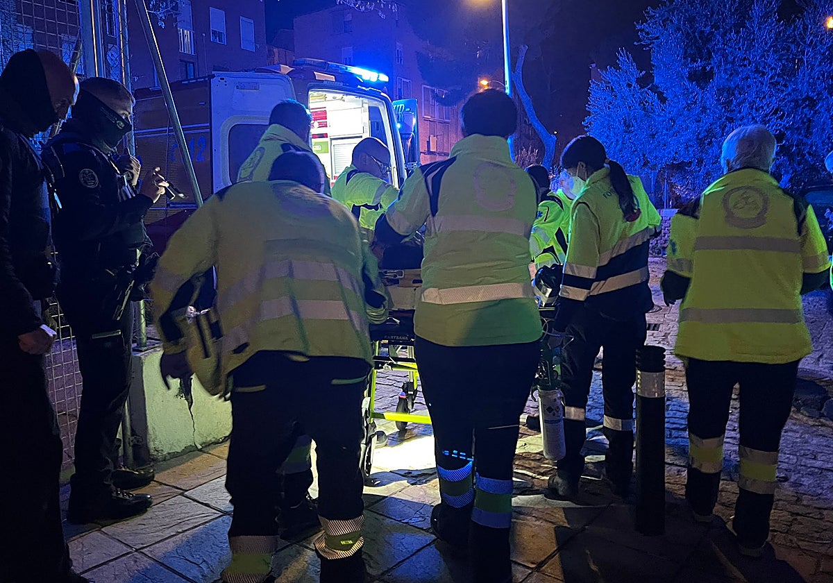 Los sanitarios trasladan a la ambulancia a uno de los heridos