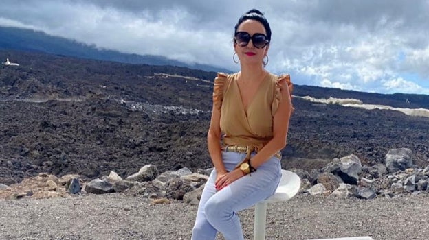 Maripaz Pérez frente a la colada del volcán de La Palma