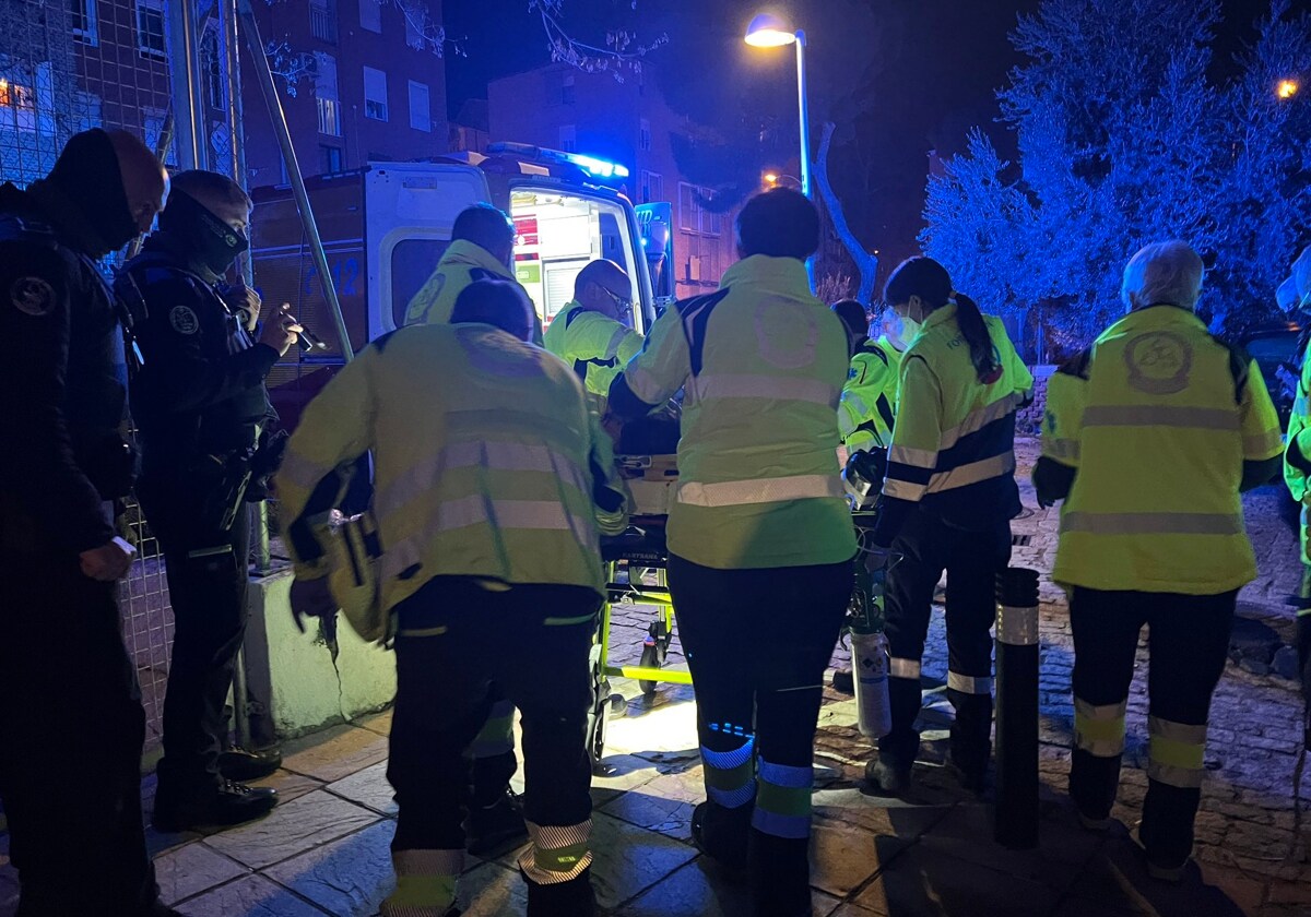 Los sanitarios del Samur, junto a la Policía