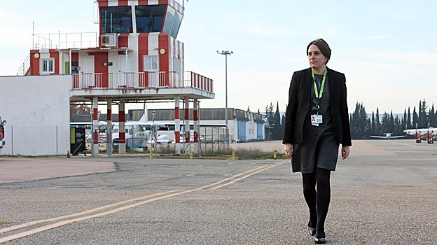 Sonia Martín camina por la pista del aeropuerto de Córdoba