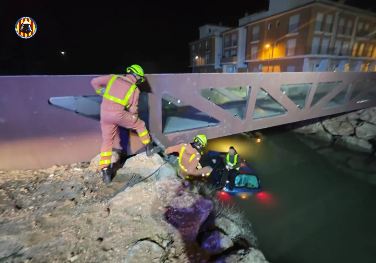 Imagen del rescate de un hombre que cayó con su coche en un canal en Sollana (Valencia)