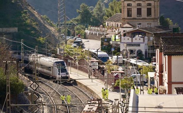 Operarios en la estación de El Chorro, reabierta al público este miércoles
