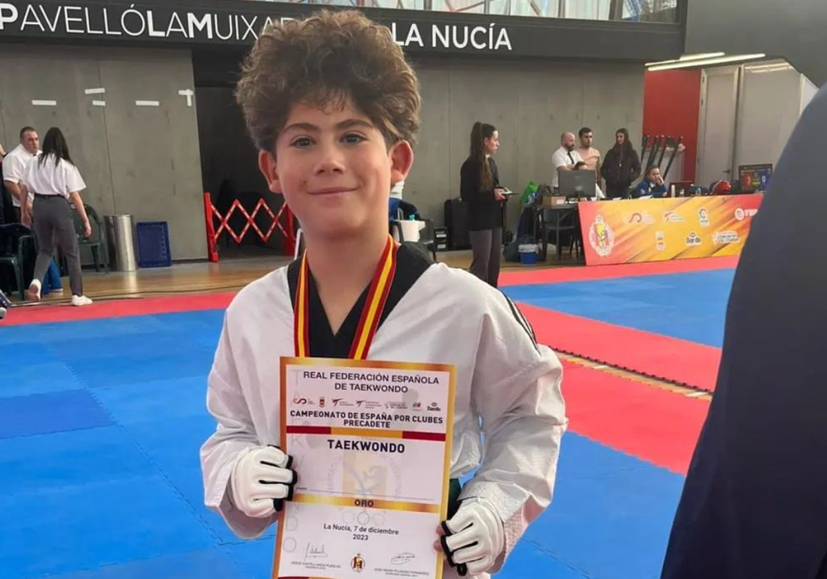 Adrián González posa con su diploma tras ganar el Campeonato de España