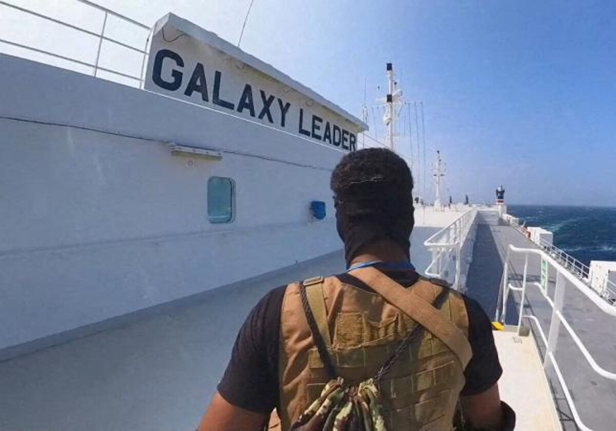 Un hutí a bordo del carguero 'Galaxy 'leader' en el mar Rojo