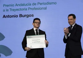 El hijo de Antonio Burgos recibe,  emocionado y agradecido, el Premio de Periodismo de la Junta a la Trayectoria Profesional de su padre
