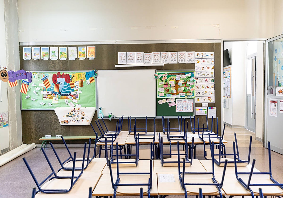Imagen del aula vacía en una escuela valenciana
