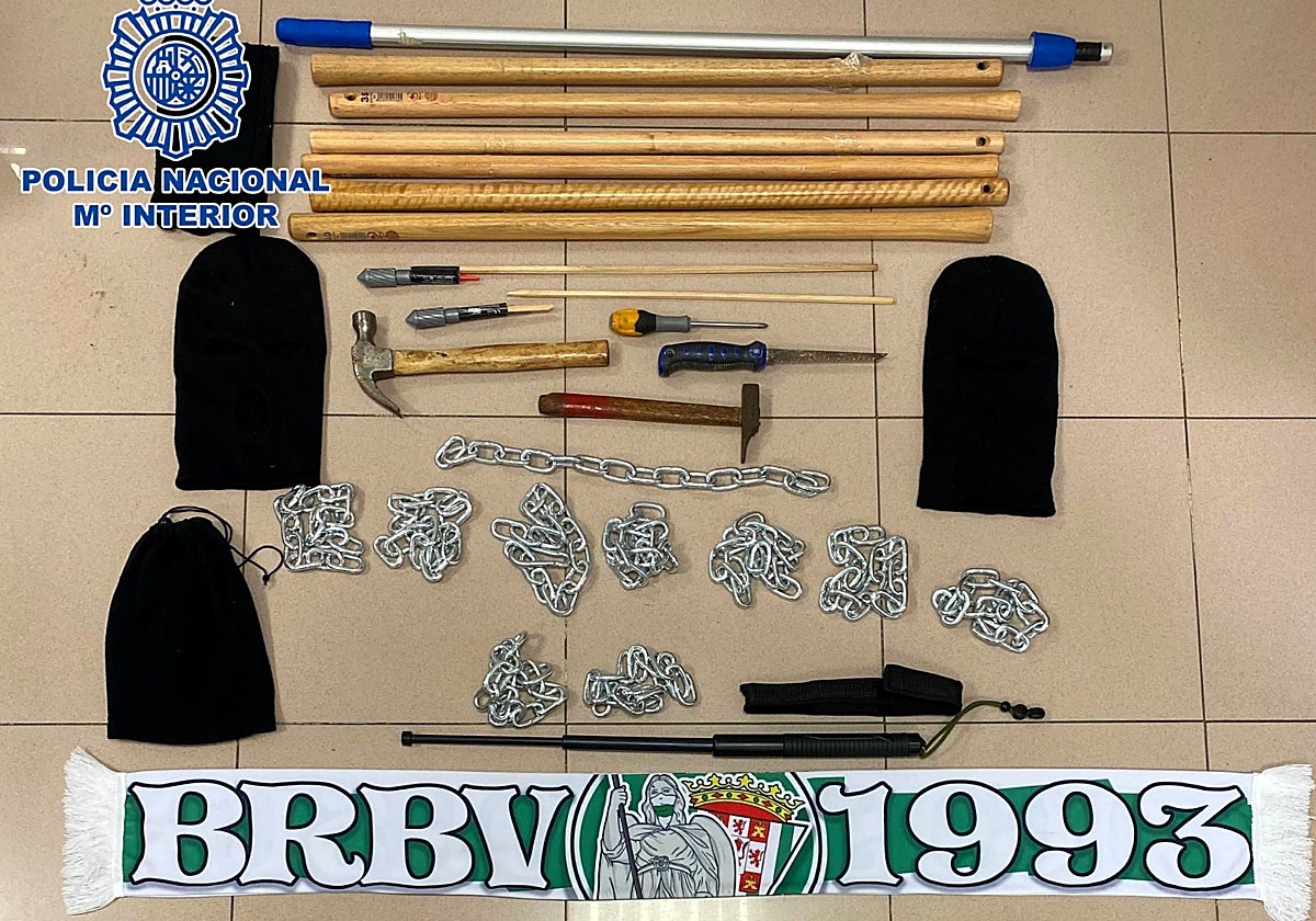 Los objetos requisados al ultra del Córdoba detenido en Linares