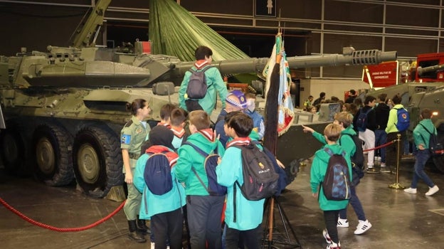 Un grupo de vándalos vestidos de payaso rocía con pintura rosa un tanque del Ejército en la feria Expojove de Valencia