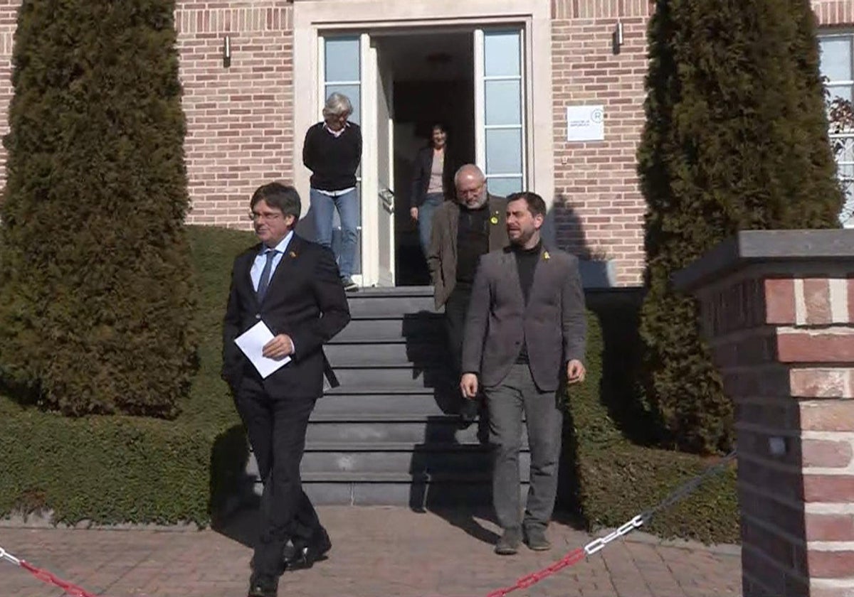 El expresidente de la Generalitat Carles Puigdemont en Waterloo junto a Toni Comín, Clara Ponsatí y Lluig Puig