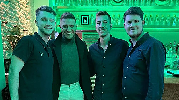 Joaquín junto a clientes y camareros de un local en Córdoba