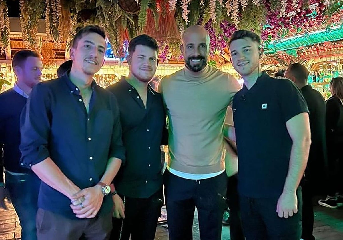 El portero Pepe Reina se fotografía en un local de la capital cordobesa