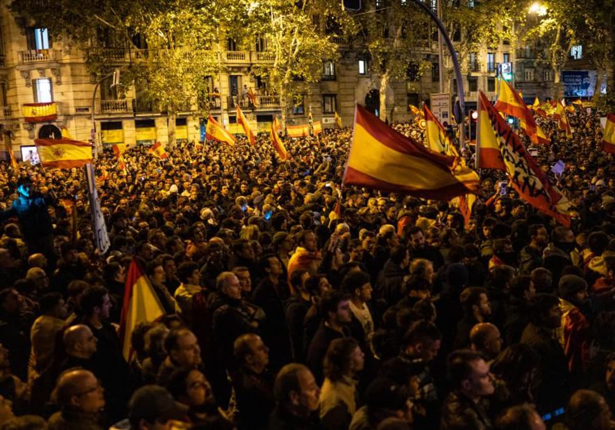 Las manifestaciones en la sede socialista empezaron el 3 de noviembre, llegando a congregar cerca de 8.000 personas en la calle Ferraz