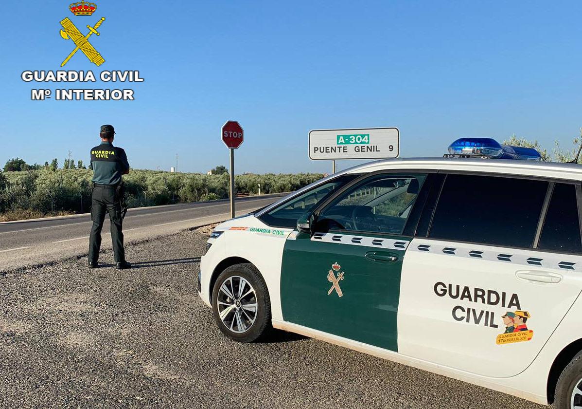 Una patrulla de la Guardia Civil a la entrada de Puente Genil