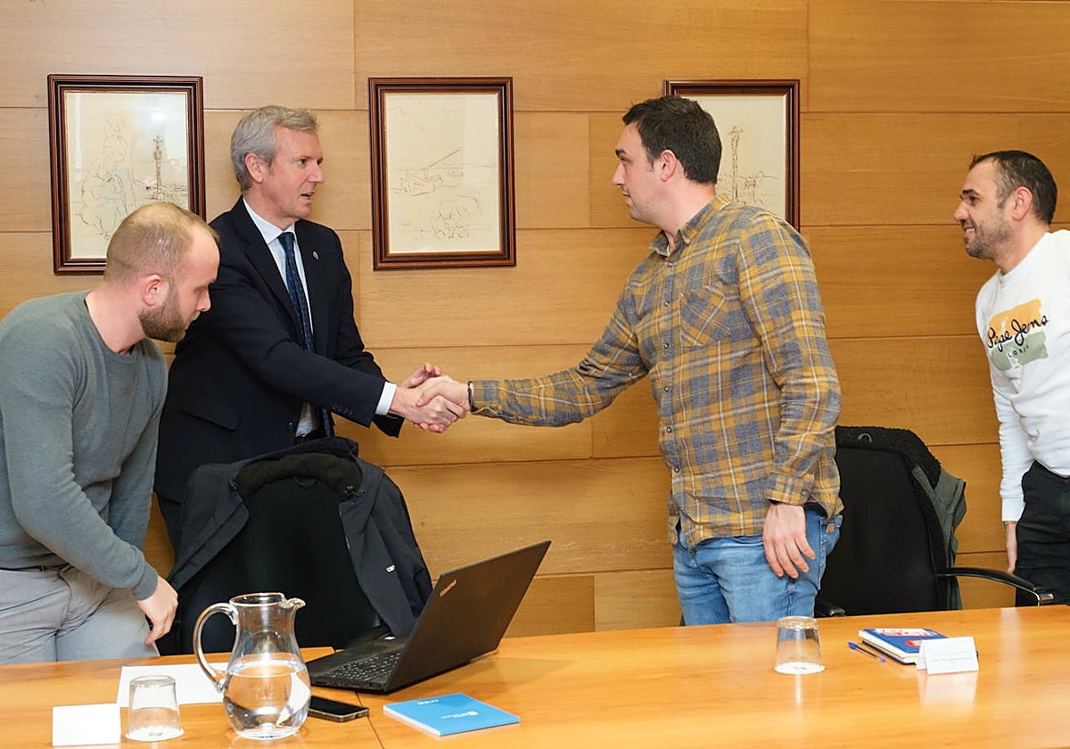Alfonso Rueda, el jueves, en su reunión con el comité de empresa de Alcoa San Cibrao