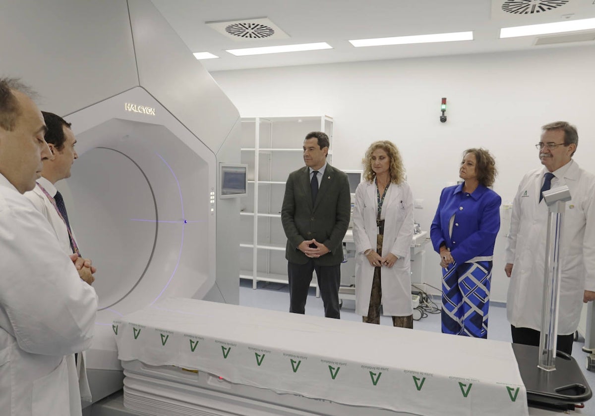 El presidente de la Junta y la consejera de Salud durante una visita al hospital Virgen del Rocío el pasado octubre