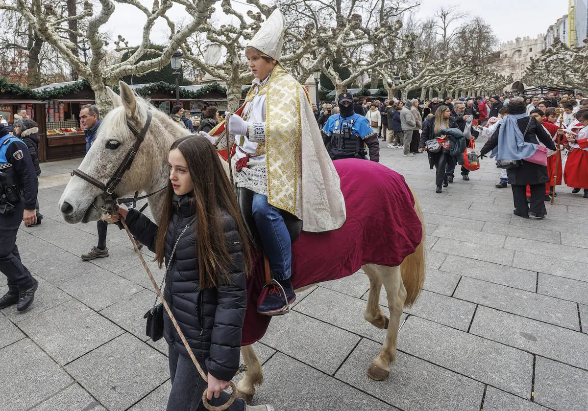 El Obispillo 2023 recorre las calles de la ciudad hasta el Ayuntamiento de Burgos